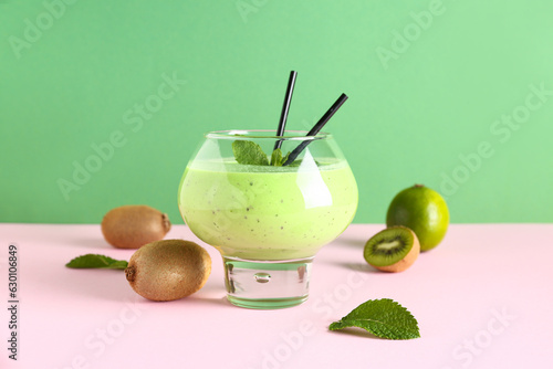 Refreshing kiwi smoothie wi...