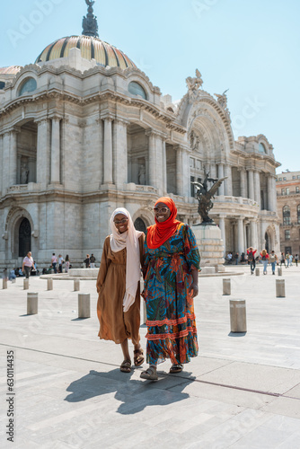 African mom and daughter traveling © CarlosCalixto