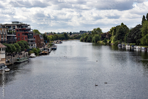 El río Támesis  visto desde el puente Kingston, en Londres