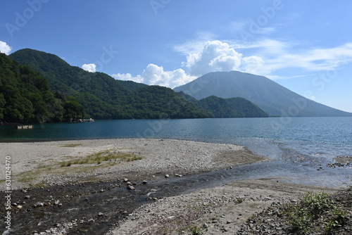 Wallpaper Mural 日光中禅寺湖の千手ヶ浜と男体山 Torontodigital.ca