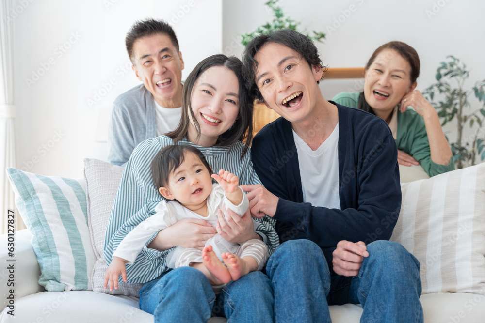 笑顔の三世代家族