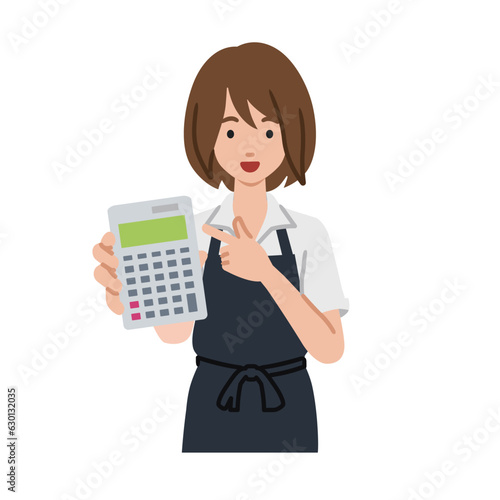 立って電卓を指差してこちらに向けて見せているエプロンをした店員の女性