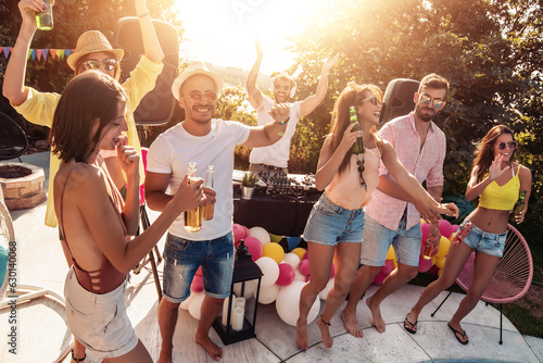 Canvas Print Friends have party at summer
