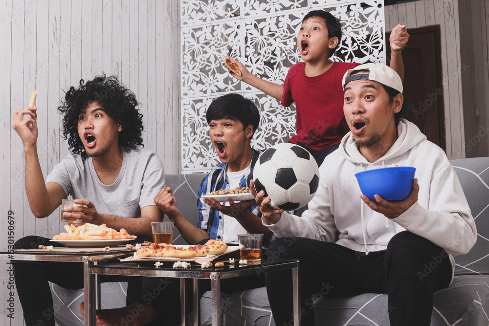 Ταπετσαρία Excited diverse football fans shouting goal together, supporting favorite team and having fun by watching football match and eating at home, indoors