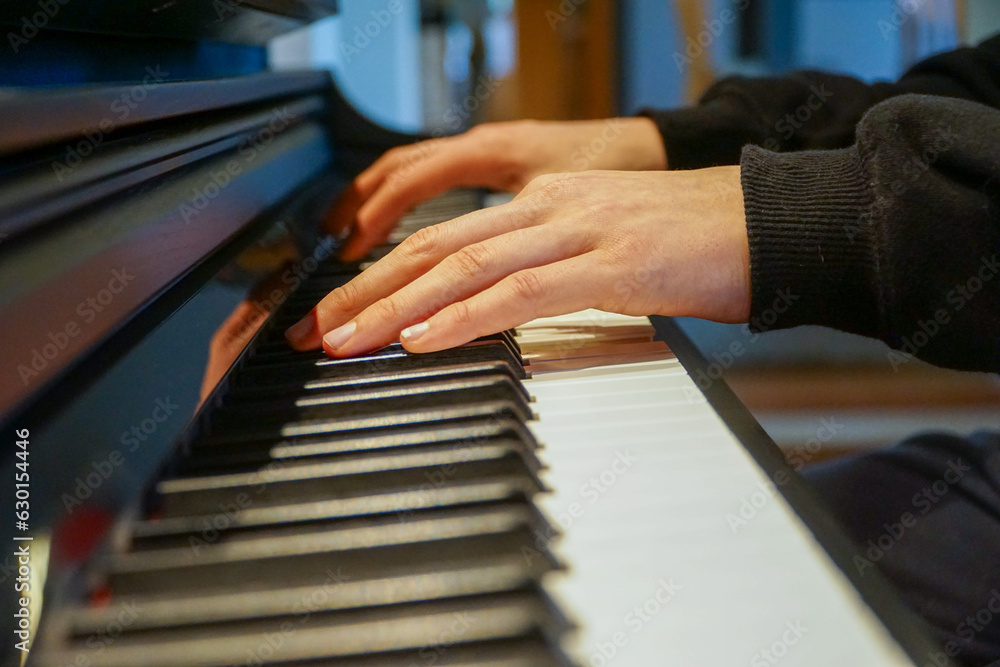 Obraz premium Close up view of a person playing the piano