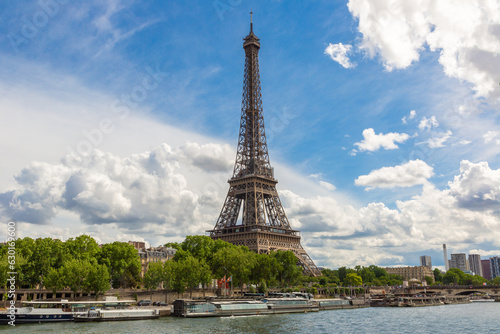 Eiffel tower and Seine river in Paris, France © Sergii Figurnyi