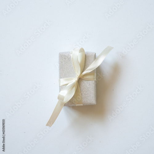 Obraz na płótnie Silver glitter gift box isolated on white background. top view, copy space w salonie