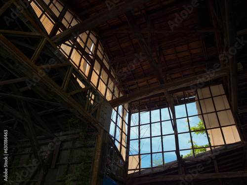 古い木造建築の倉庫の屋根と窓