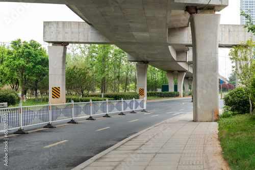 Fotografiet Concrete structure and asphalt road space under the overpass in the city