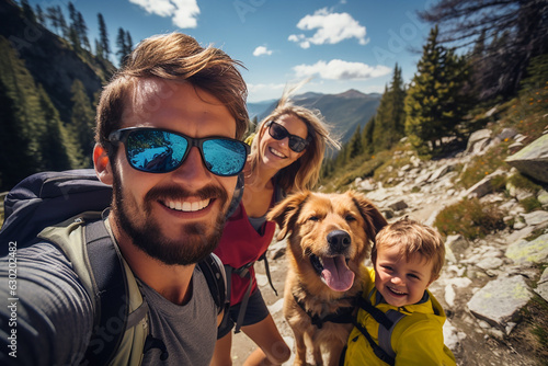 Familienglück in der Natur: Eine glückliche Familie beim Wandern photo