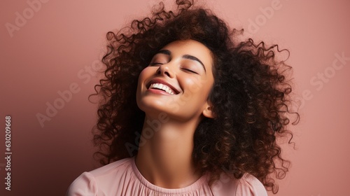 Foto a smiling, gorgeous girl of colour.dark, curly hair