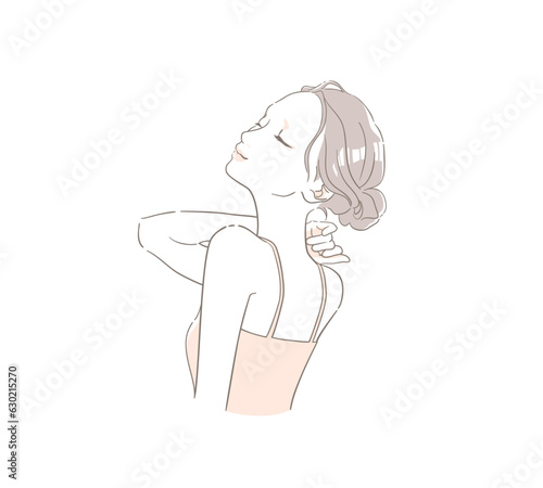 首元に手を置いて気持ちよさそうに目を閉じる女性