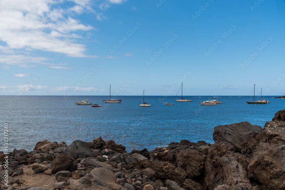 Reisen -Küste mit Felsen und boote auf dem offenen blauen Meer