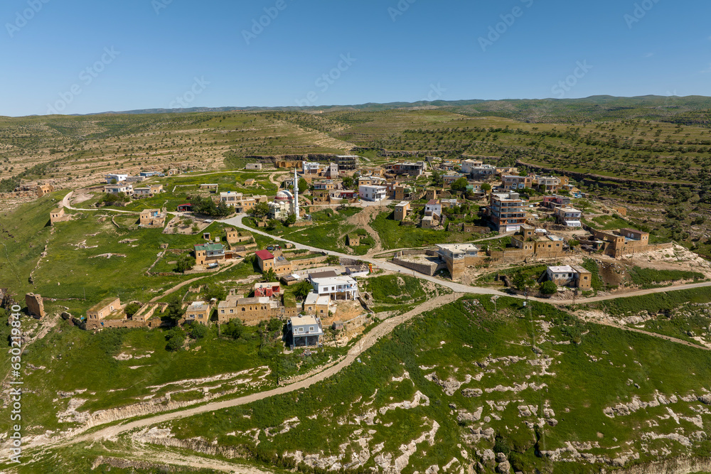 Hisarkaya Village (Kelapozreş), which is connected to the Savur District of Mardin, impresses with its history and nature.