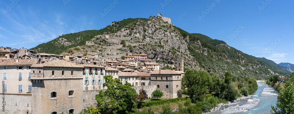 Vue panoramique d'Entrevaux et sa citadelle