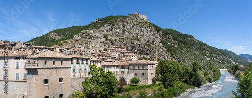 Vue panoramique d'Entrevaux et sa citadelle