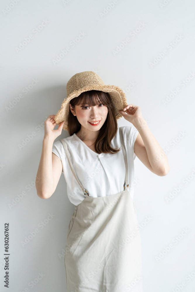 麦わら帽子を被った女性