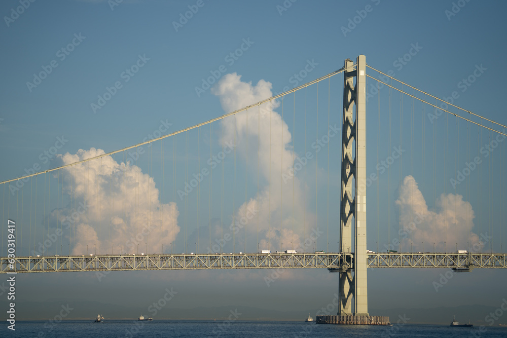 Fototapeta premium 夕暮れの夏の雲と明石海峡大橋