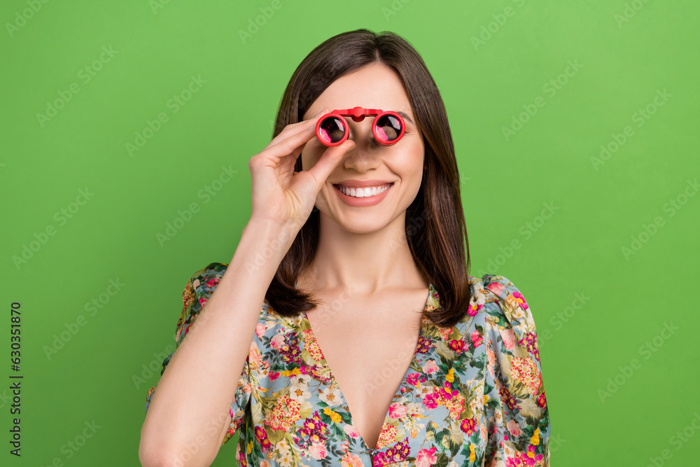 Photo of cheerful nice person beaming smile arm hold retro binoculars watch concert isolated on green color background Photo of cheerful nice person beaming smile arm hold retro binoculars watch concert isolated on green color background