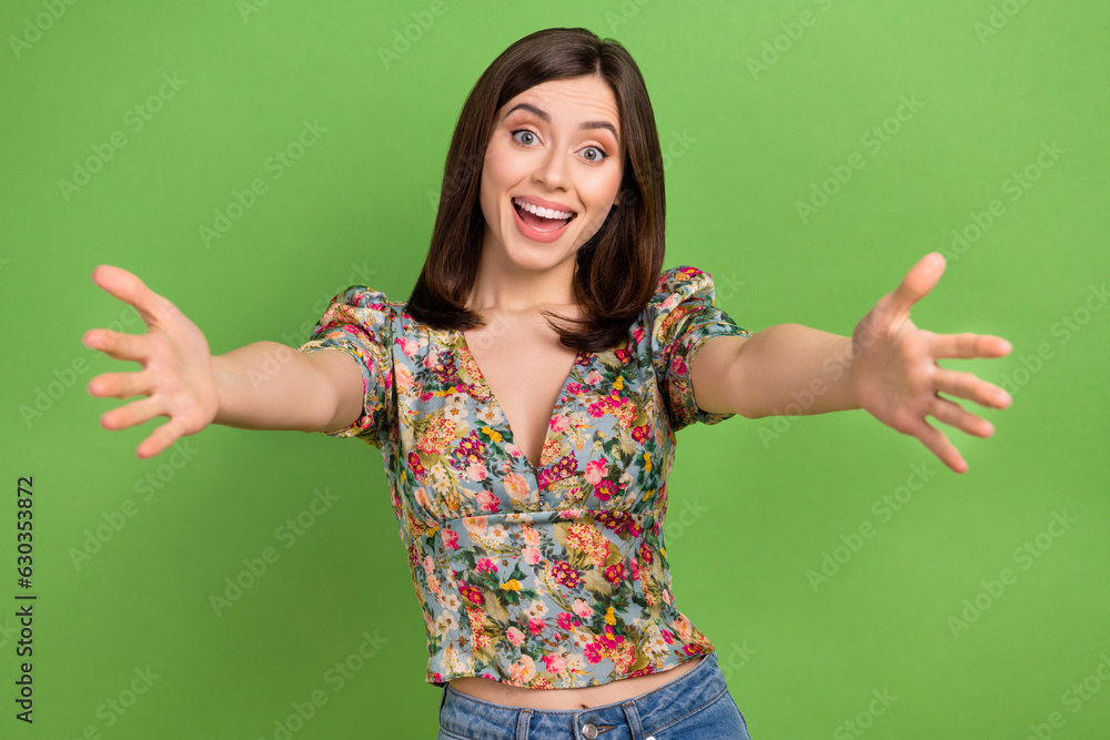 Photo of young charming kind cute woman friendly want hugs with you invite her company welcome isolated on green color background Photo of young charming kind cute woman friendly want hugs with you invite her company welcome isolated on green color background