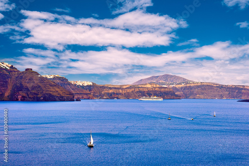 Obraz na płótnie Panorama of Santorini, Greece, on sunny day, sailboats and white towns w salonie