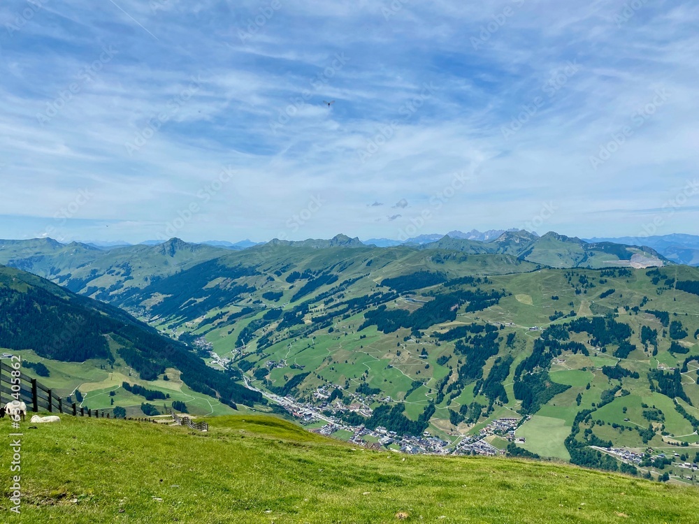 auf dem Weg zum Stemmerkogel, ausblicke auf die Berge in der Nähe von Saalbach-Hinterklemm