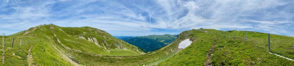 Fototapeta premium Herrliche ausblicke auf die Landschaft beim Stemmerkogel bei Saalbach-Hinterklemm