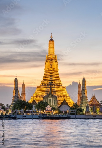 A vertical shot of the wat arun temple bangkok thailand © Simon Izquierdo/Wirestock Creators