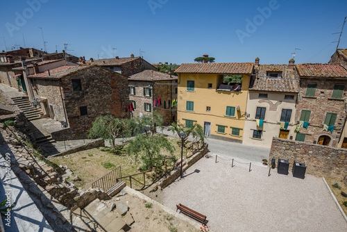 Fototapete Lucignano, Italy - 23 of May 2022: Walking streets of small historic town Lucignano