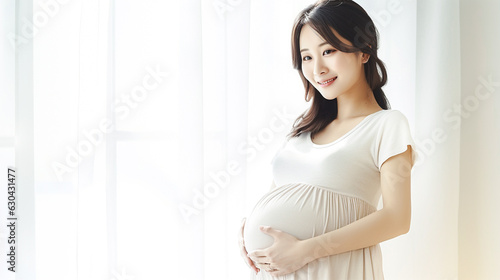 マタニティウェアを着た笑顔の妊婦