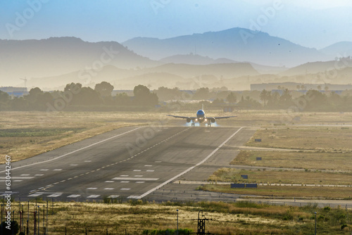 Avión aterrizando al atardecer