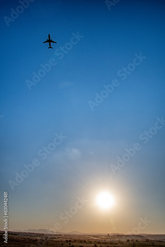 Avión despegando con sol