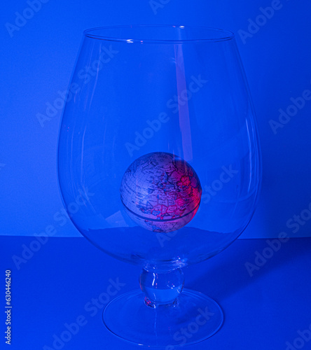 copa con la bola del mundo, azul