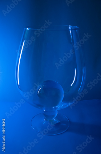 copa con bola transparente