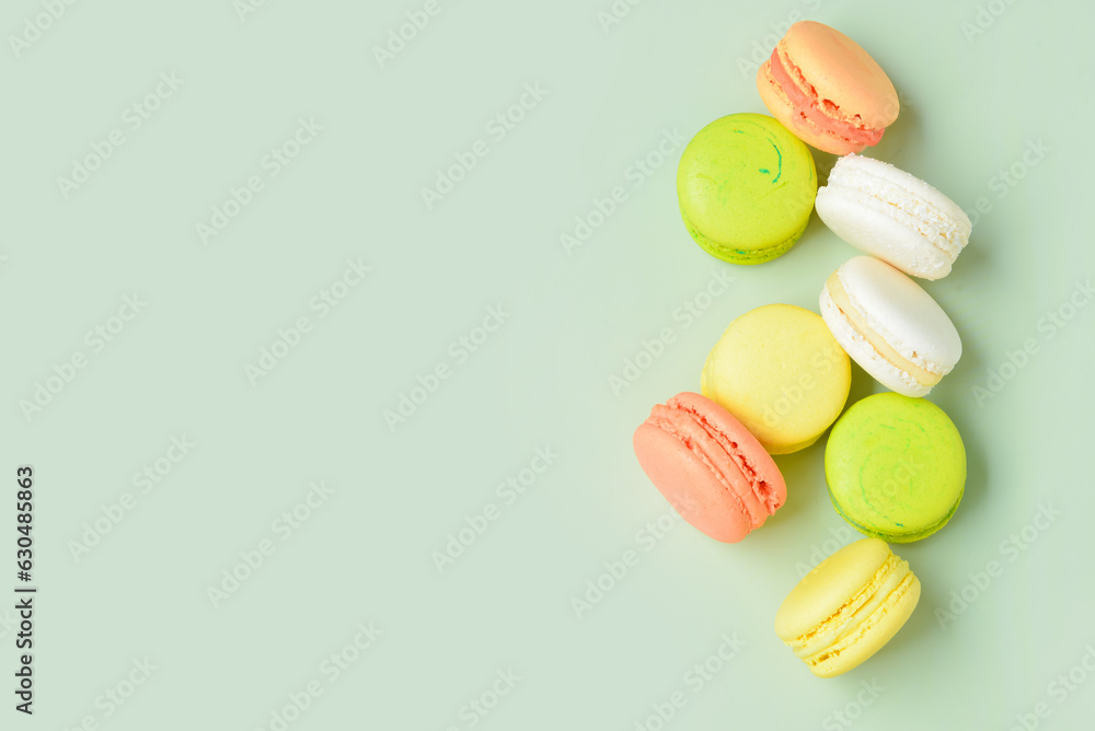Obraz premium Sweet macaroons on green background