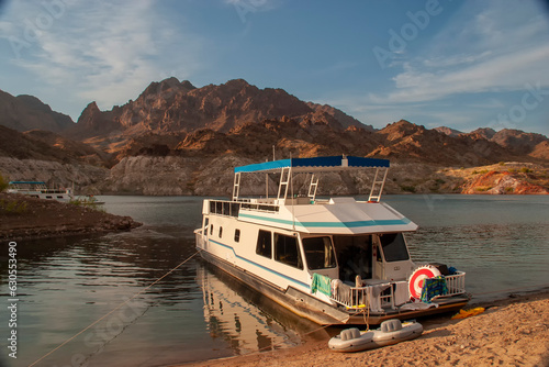 Foto Houseboat on a Lake in the desert at Lake Mead Nevada