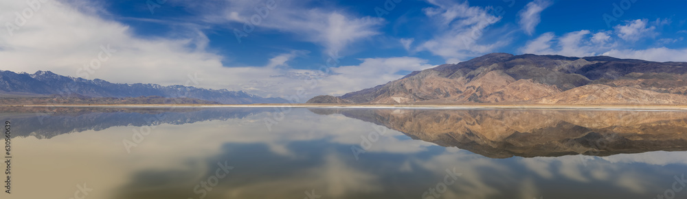 Εκτύπωση καμβά Panoramic view of Owens lake in California state with perfect reflection