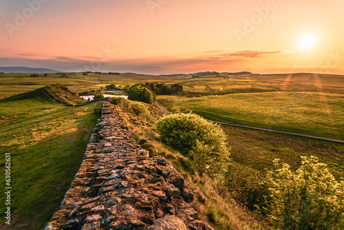 Fotografie The view of the Hadrian's Wall in the sunset near Cawfield Quarry