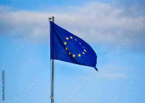 bandera de la unión europea ue ondeando en el viento photo