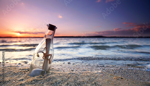 Canvastavla romantische Nachricht aus der Flaschenpost am Meer