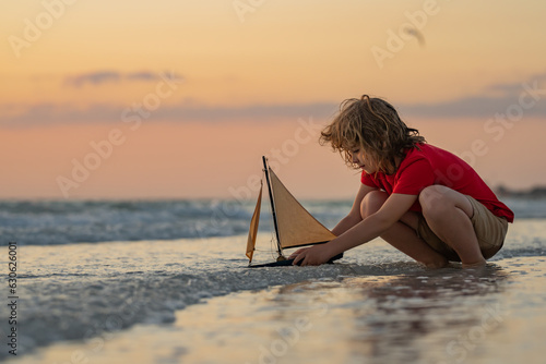 Canvas Print Child boy play on the beach on a sunny day