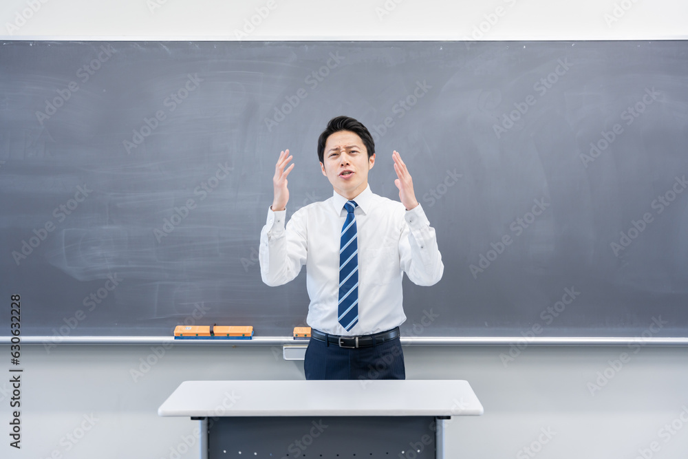 教室で授業する男性教師