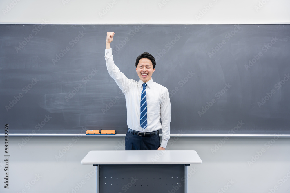 教室で授業する男性教師