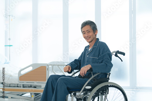 車椅子に座って笑顔のシニア男性