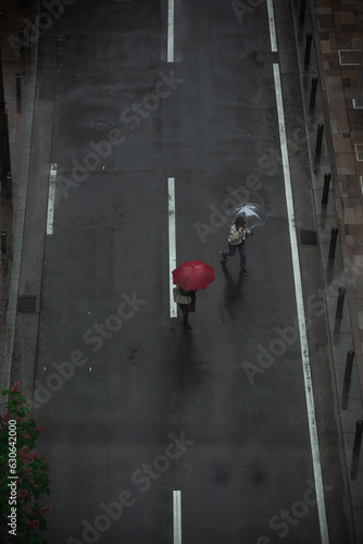 雨の日に傘をさす人