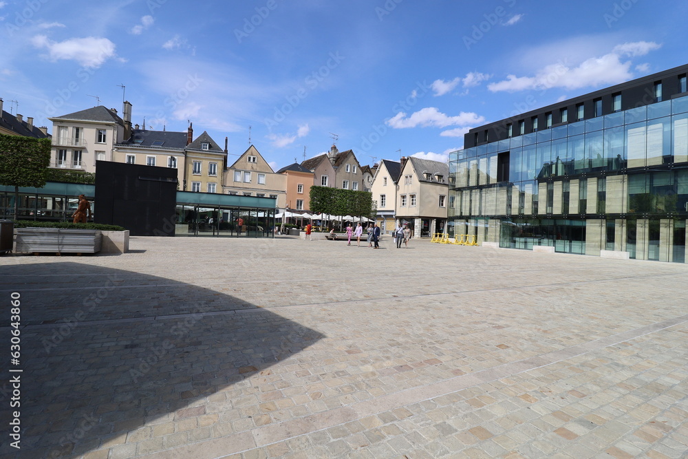 La place des halles, ville de Chartres, département de l'Eure et Loir, France