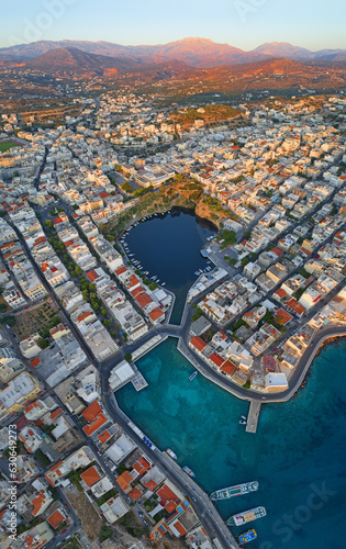 Fototapeta Naklejka Na Ścianę i Meble -  Grecja, Kreta, greckie miasto Ajos Nikolaos z drona, Jezioro Wulismeni - Límni Voulisméni duża panorama