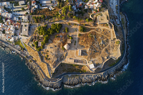 Grecja, Kreta, greckie miasto Retimno z drona - La Fortezza, zamek, wenecka twierdza, ulice domy