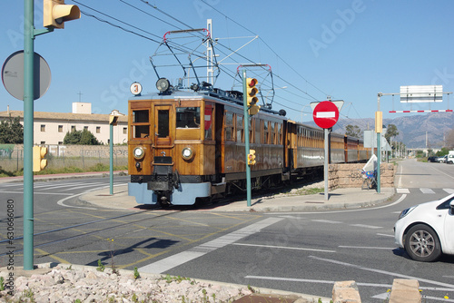 Mallorca, Palma, Son Hugo, Ferrocarril de Sóller Triebwagen # 3 aus Soller am Bahnübergang, mit Ampel
