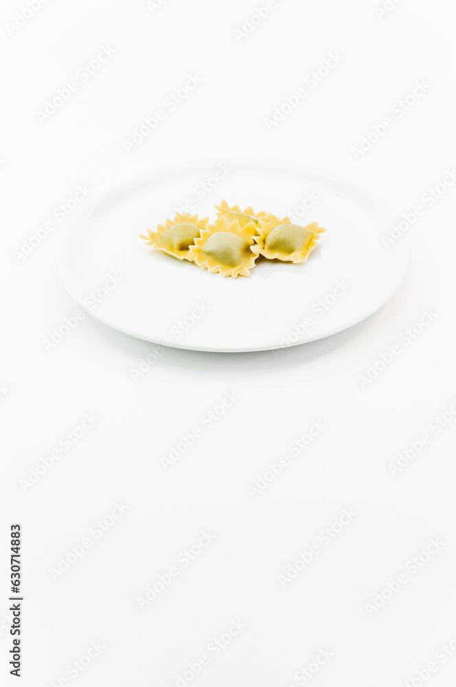 immagine con primo piano di ravioli su piatto bianco, sfondo superficie bianca immagine con primo piano di ravioli su piatto bianco, sfondo superficie bianca